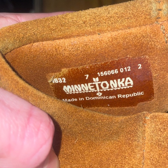 Minnetonka size 7 moccasin boots with fringe - Picture 4 of 4